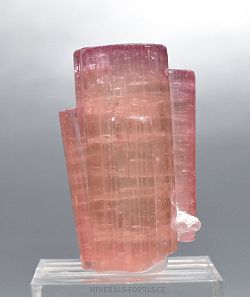 Turmal�n (odr�da rubelit) - klikn�te pro v�t�� n�hled